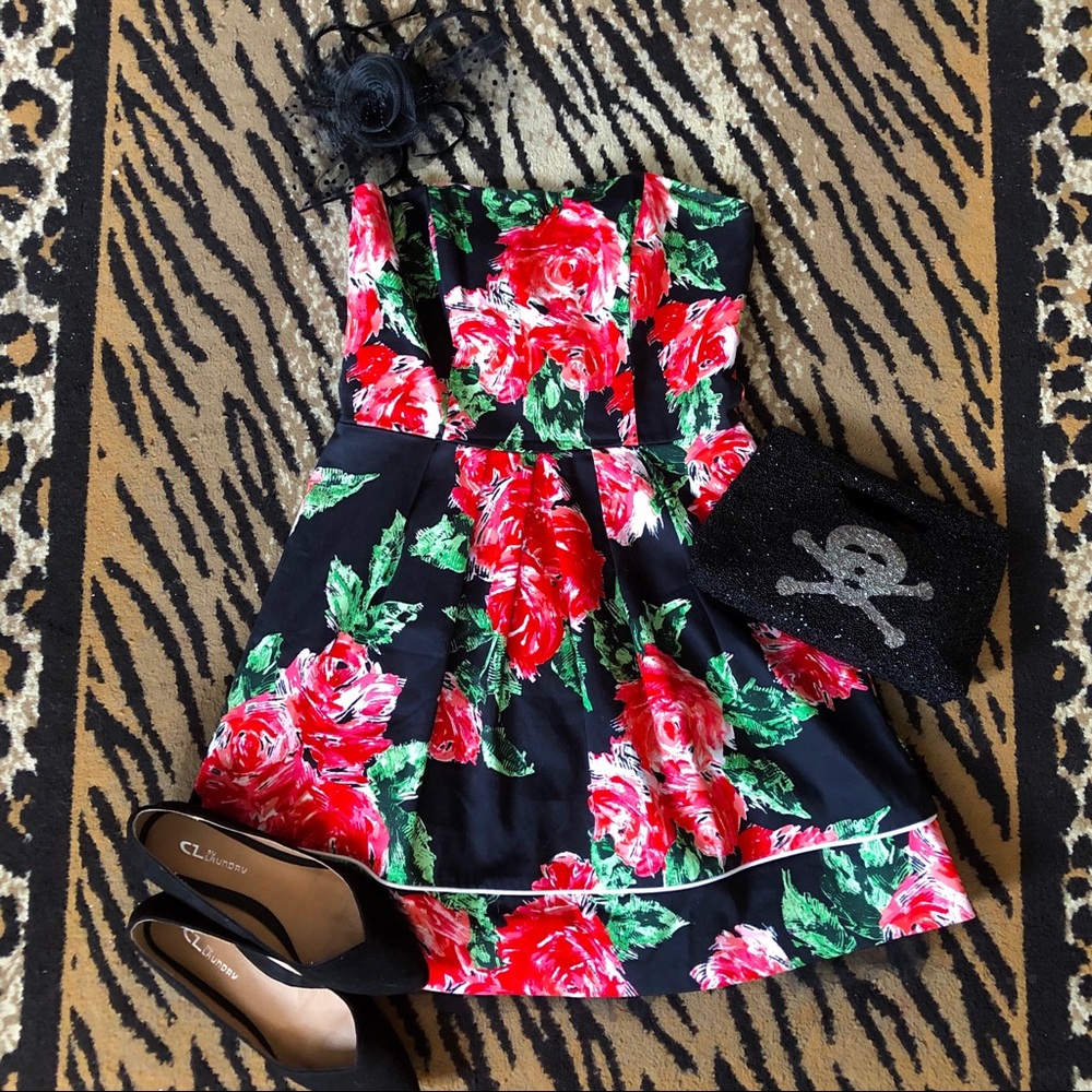 EUC Velvet Torch floral strapless dress 👗